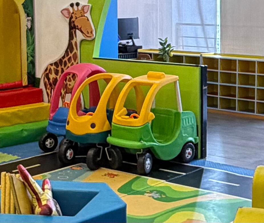 Carros de paseo para niños en Fun House Play & Eat